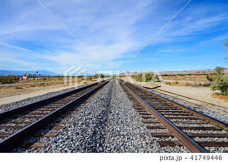 まっすぐに伸びる鉄道のレール 41749446