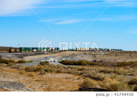 アメリカ大陸を横断する長距離貨物列車 アメリカ大陸を横断する長距離貨物列車 41749456