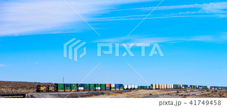 アメリカ大陸を横断する長距離貨物列車　ワイドパノラマ 41749458