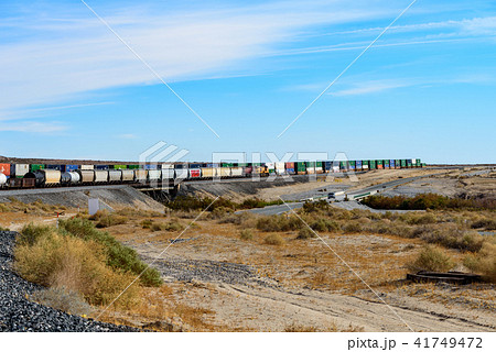 アメリカ大陸を横断する長距離貨物列車 41749472
