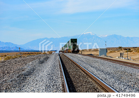 アメリカ大陸を横断する長距離貨物列車　最後尾 41749496