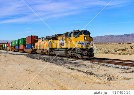 アメリカ大陸を横断する長距離貨物列車 41749516