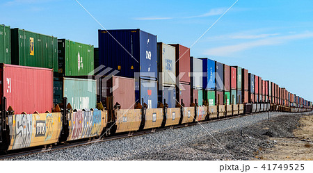 アメリカ大陸を横断する長距離貨物列車のコンテナの写真素材