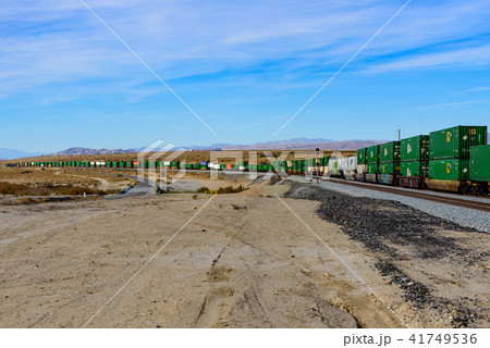 アメリカ大陸を横断する長距離貨物列車 アメリカ大陸を横断する長距離貨物列車 41749536