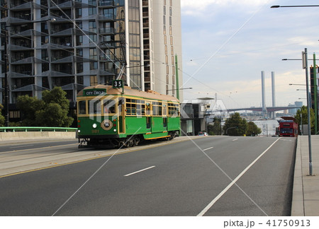 港を行くメルボルンのトラム 路面電車 オーストラリア 港を行くメルボルンのトラム 路面電車 オーストラリア 41750913