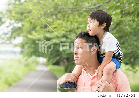 子供を肩車する若い父親 子供を肩車する若い父親 41752751