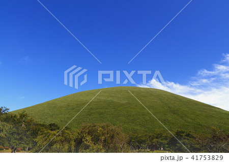 【静岡県・観光名所】初夏の大室山 コピースペース 【静岡県・観光名所】初夏の大室山 コピースペース 41753829
