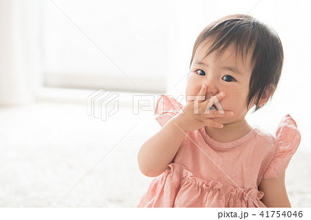 女の子の赤ちゃん 1歳 子供の写真素材