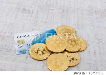 仮想通貨・ビットコインとクレジットカードのイメージ 41754055