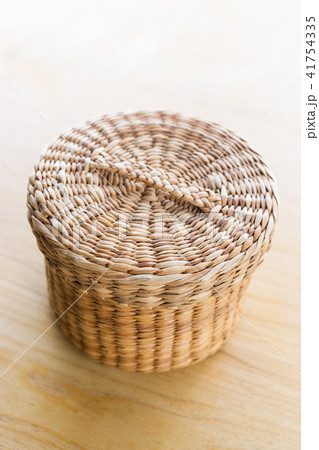 蓋つきの ラタン籠 小物入れ 41754335