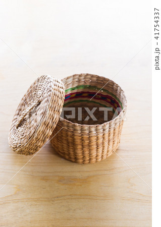蓋つきの ラタン籠 小物入れ 蓋つきの ラタン籠 小物入れ 41754337