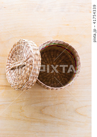 蓋つきの ラタン籠 小物入れ 蓋つきの ラタン籠 小物入れ 41754339