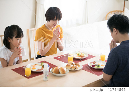 朝食を食べる3人家族の写真素材
