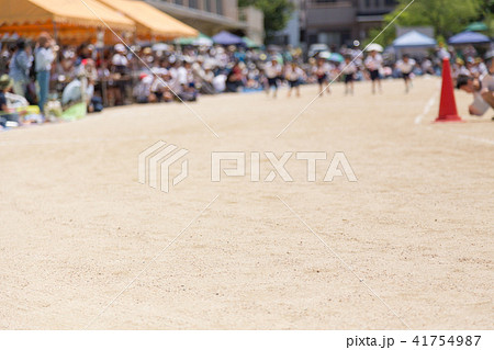 運動会の徒競走 手前地面にピント 運動会の徒競走 手前地面にピント 41754987