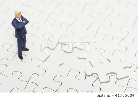 ジグソーパズルとビジネスマン 41755004