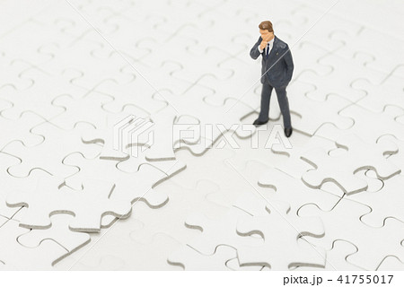 ジグソーパズルとビジネスマン 41755017