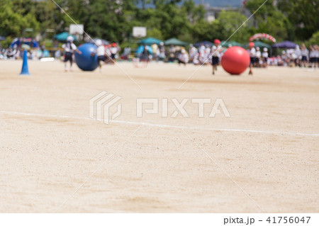 運動会　大玉ころがし　手前地面にピント 41756047