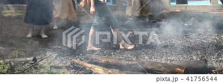 瀧谷寺 火渡りする女性（福井県 坂井市 三国町） 41756544