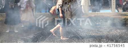 瀧谷寺 火渡りする女性（福井県 坂井市 三国町） 41756545