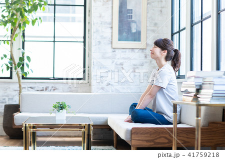 若い女性 41759218
