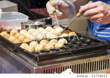 Korean chef cooking rice balls 41759634