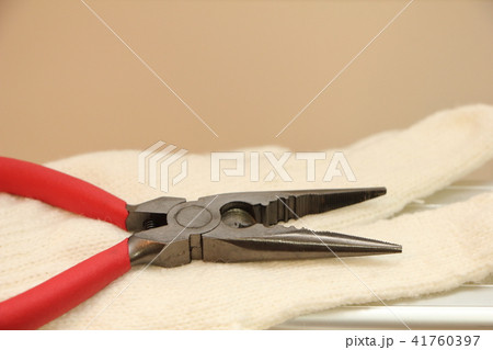 脚立の上に置かれた軍手とラジオペンチ 41760397