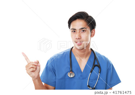 指示する笑顔の医師 41761475