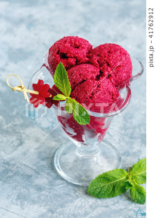 Vase with homemade ice cream from beets. 41762912