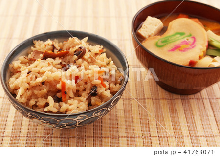 おいしそうな炊き込みご飯と味噌汁 おいしそうな炊き込みご飯と味噌汁 41763071