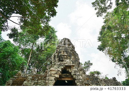 カンボジア アンコール遺跡 バンテアイ クデイの塔門 入口の写真素材