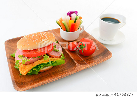 ハンバーガーと野菜スティックとコーヒー 41763877