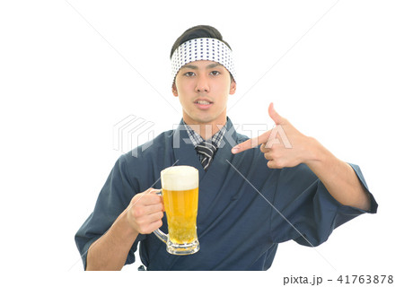 ビールジョッキを持つ寿司職人 41763878