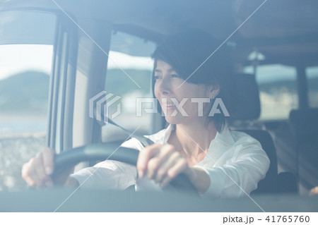 車を運転する50代女性 41765760