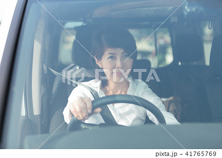 車を運転する50代女性の写真素材