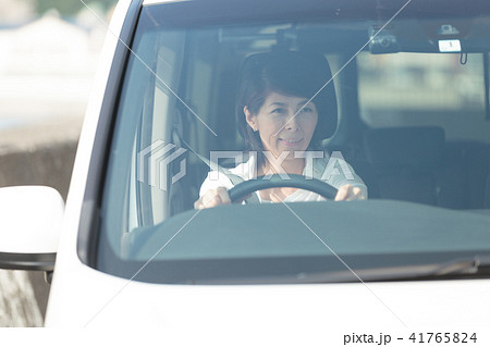 車を運転する50代女性 41765824