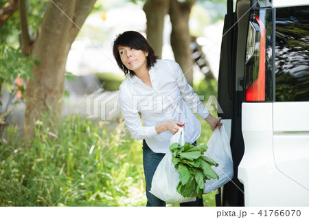 車で買い物をする50代女性 車で買い物をする50代女性 41766070