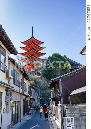 宮島 五重塔 町家通りから の写真素材