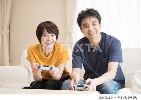 テレビゲームで遊ぶ日本人カップル 41768496