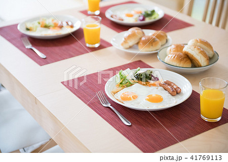 朝ごはん 朝ご飯 朝御飯 洋食 目玉焼きの写真素材