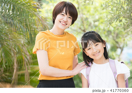 登校する小学生の娘と笑顔の母親 登校する小学生の娘と笑顔の母親 41770360