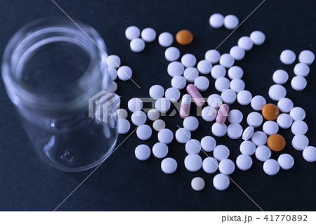 薬と投薬瓶 41770892