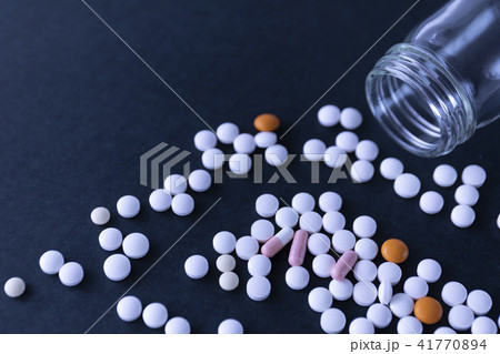 薬と投薬瓶 薬と投薬瓶 41770894