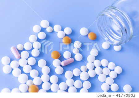 薬と投薬瓶 41770902