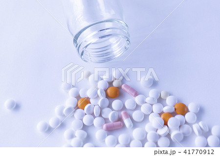 薬と投薬瓶 41770912