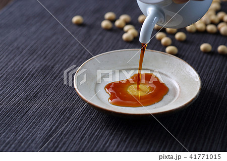 醤油を注ぐ 醤油を注ぐ 41771015
