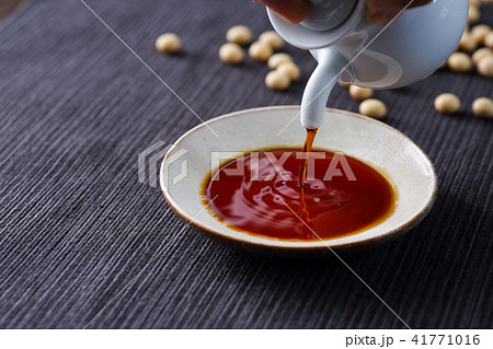 醤油を注ぐ 醤油を注ぐ 41771016