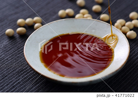 醤油を注ぐ 41771022