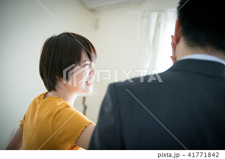 夫婦喧嘩 平手打ちする妻 中年カップル 夫婦喧嘩 平手打ちする妻 中年カップル 41771842