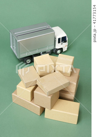 荷物とトラック 41773154