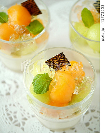 グラスデザート　メロンとジュレのパンナコッタ　（ハイアングルアップ） 41773253